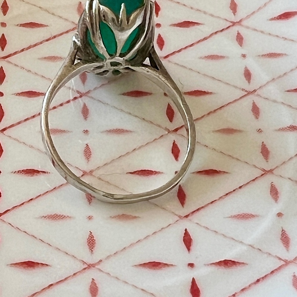 Elegant Silver Green Gemstone Ring - Picture 3 of 3